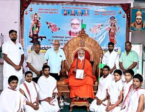 ೦೮ಬಿಹೆಚ್‌ಆರ್ ೩: ಬಾಳೆಹೊನ್ನೂರು ರಂಭಾಪುರಿ ಪೀಠದಲ್ಲಿ ದಸರಾ ಧರ್ಮ ಸಮ್ಮೇಳನದ ಆಹ್ವಾನ ಪತ್ರಿಕೆಯನ್ನು ರಂಭಾಪುರಿ ಜಗದ್ಗುರು ಡಾ.ವೀರಸೋಮೇಶ್ವರ ಶಿವಾಚಾರ್ಯ ಸ್ವಾಮೀಜಿ ಬಿಡುಗಡೆಗೊಳಿಸಿದರು. ಪ್ರಭುದೇವ ಕಲ್ಮಠ, ಸಂಕಪ್ಪ, ಚಂದ್ರಶೇಖರ, ವಿಶ್ವನಾಥ ಇದ್ದರು. | Kannada Prabha